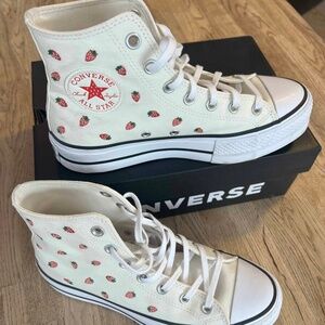 Converse Chuck Taylor All Star Lift HI Strawberries Women's Size 8